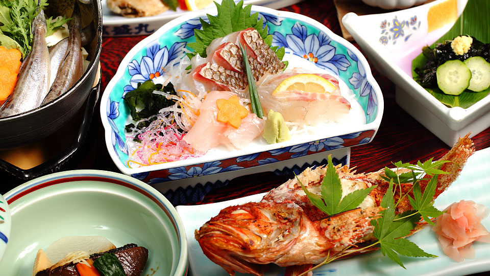 바닥 예인선“만세이마루”로 잡은,신선한 제철 오가의 해산물을 쓴 식사