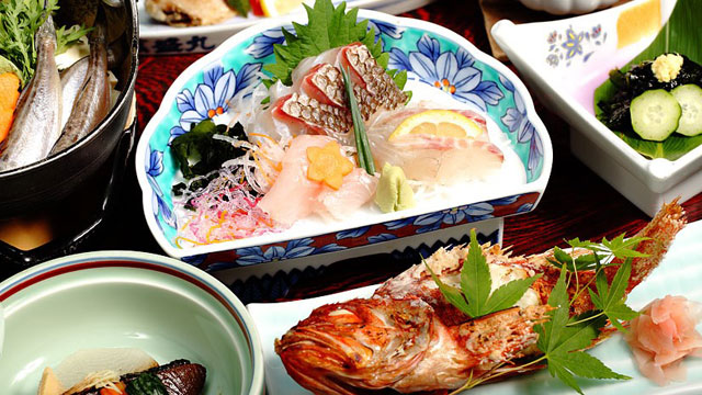 在男鹿溫泉鄉的本館，您可以享受到著名的石烤菜和男鹿的海鮮。