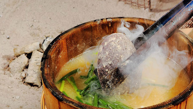 You can enjoy fresh seafood of Oga and local food of Ishiyaki Cuisine(Red hot rocks dropped into a fishy stew broth) at our hotel of Oga Banseikaku.